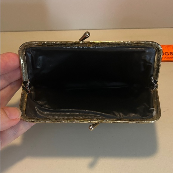 Vgt Floral Tapestry coin purse w gold toned metal kiss lock clasp. - Picture 4 of 4